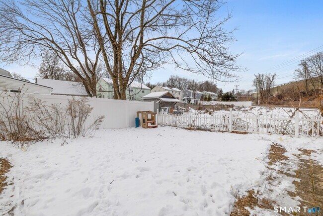 Building Photo - 3 New Hampshire Dr