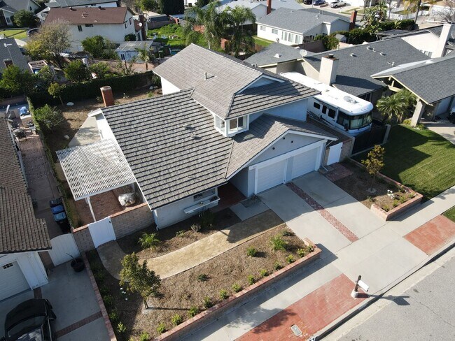 Building Photo - Flexible floorplan - Simi Valley 3+3 w/bonus room + EV charger!