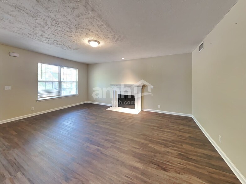 Building Photo - 913 Tom Hailey Blvd