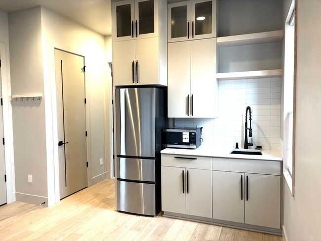 Building Photo - MOVE IN SPECIAL! One bedroom apartment on Bend's SW side. End Unit