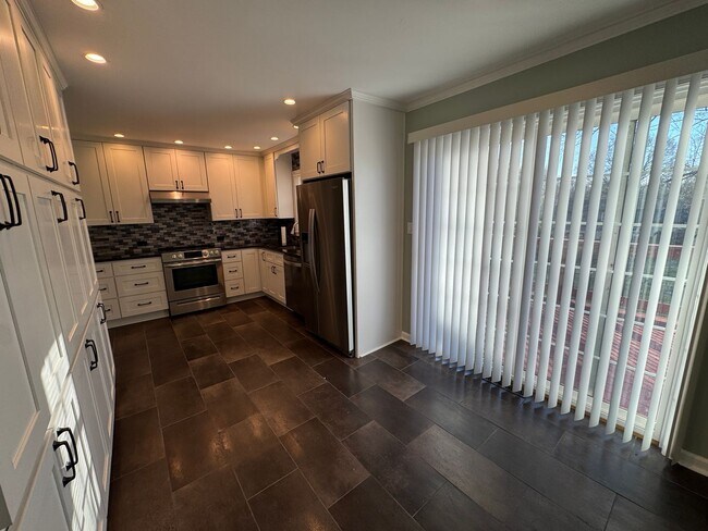 Building Photo - Move-in Ready!