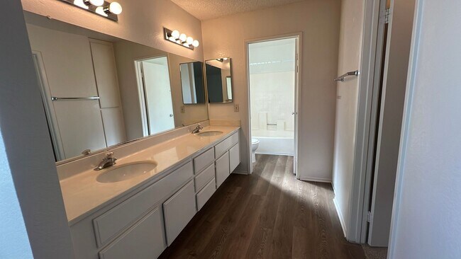 Building Photo - (APPLICATION PENDING) West Lancaster Home in a cul-de-sac