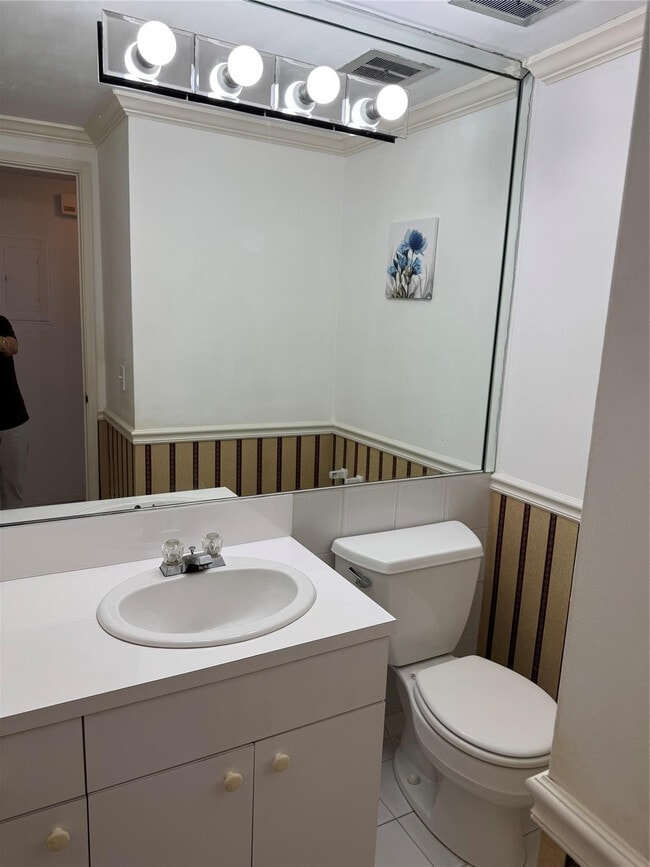 Building Photo - 3800 Galt Ocean Dr