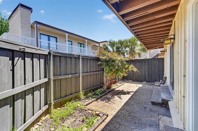 Building Photo - 5932 Sandhurst Ln