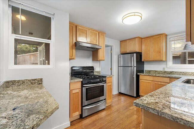 Building Photo - 2148 Santa Clara Ave