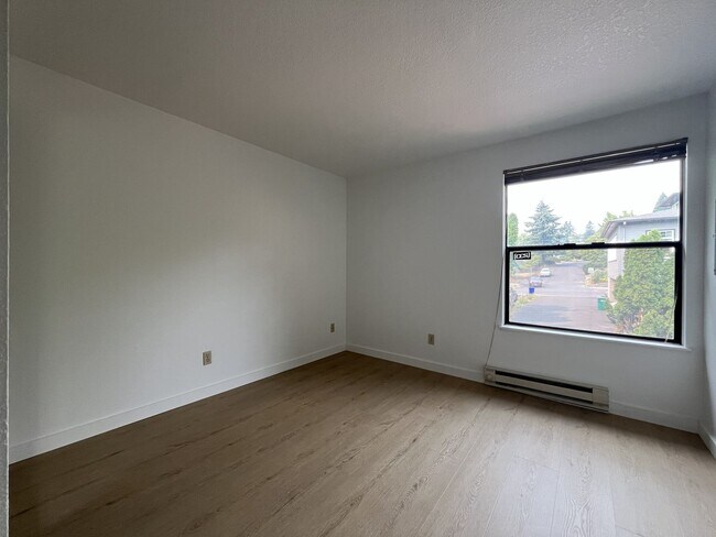 Building Photo - Beautiful Upper-Level Condo in the Heart of Multnomah Village with Private Covered Balcony and In...