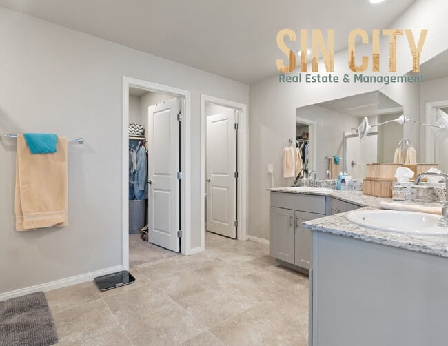 Building Photo - "Spacious 4-Bedroom Oasis with 2.5 Baths i...