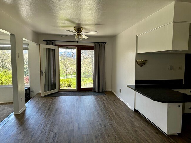 Building Photo - Amazing Country Home 4 bed, 2 bath with Ga...