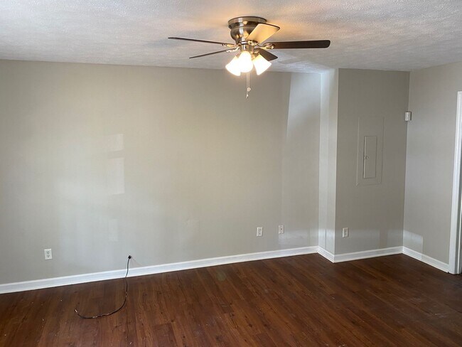 Building Photo - Coming soon! 3 bed 2 bath recently updated