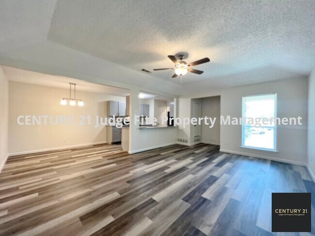 Building Photo - Fully Renovated 2/2/1 Duplex For Rent!
