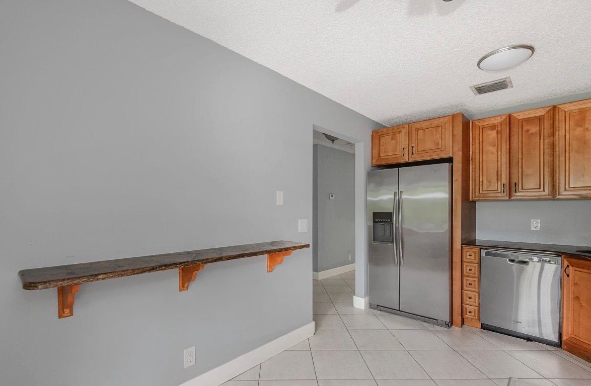 Building Photo - 161 Meadows Dr