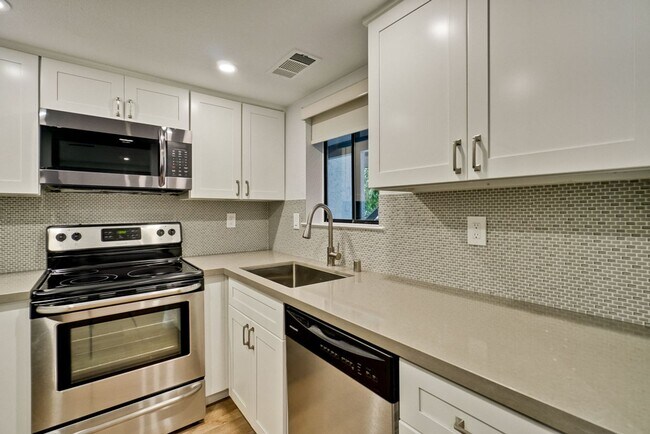 Building Photo - Recently upgraded Condo in a highly desirable location in Sunnyvale.