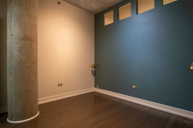 Building Photo - 125 E 13th St