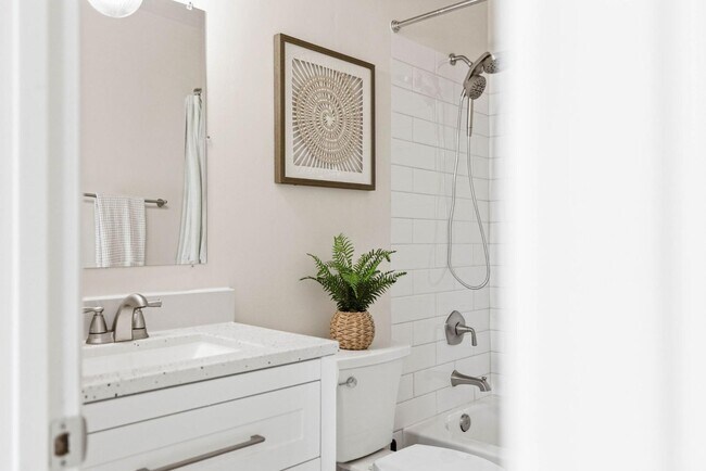 Building Photo - 765 Elkwood Ave