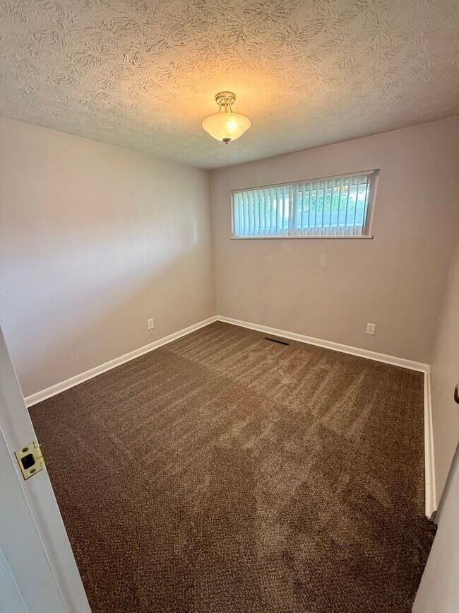 Building Photo - Updated 3BR Brick Ranch | Screened Porch | Attached Garage