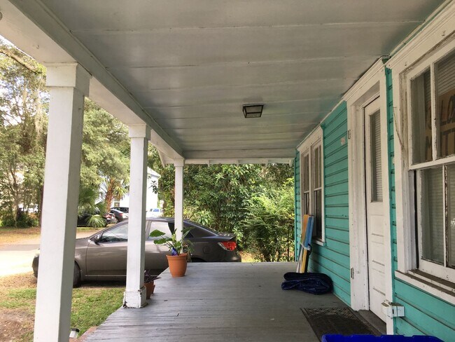 Building Photo - Large 4 Bedroom, 2 Bathroom House