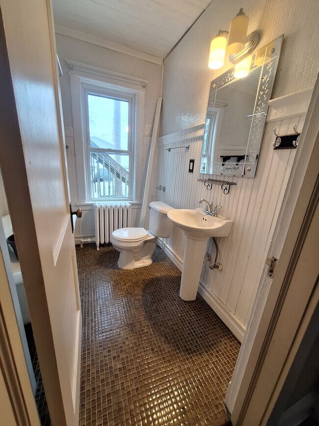 Building Photo - Large 3 Bedroom Open May!