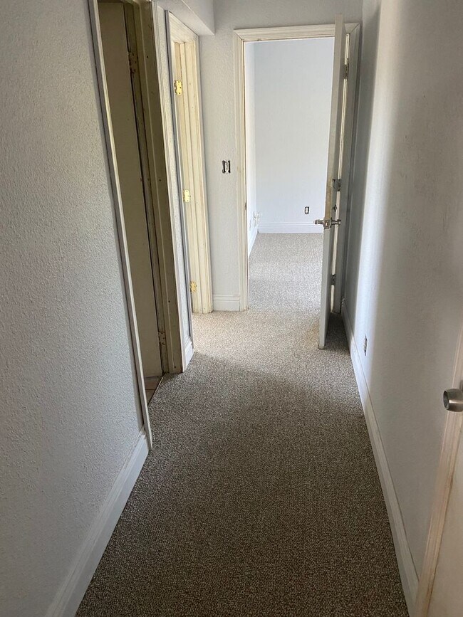 Building Photo - 9149 Rosedale Dr