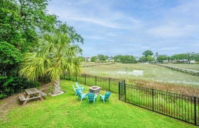 Building Photo - Gorgeous 4 BR/2BA Marshfront Home With Cre...