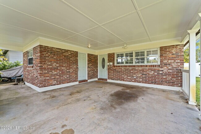 Building Photo - 618 8th Ave N