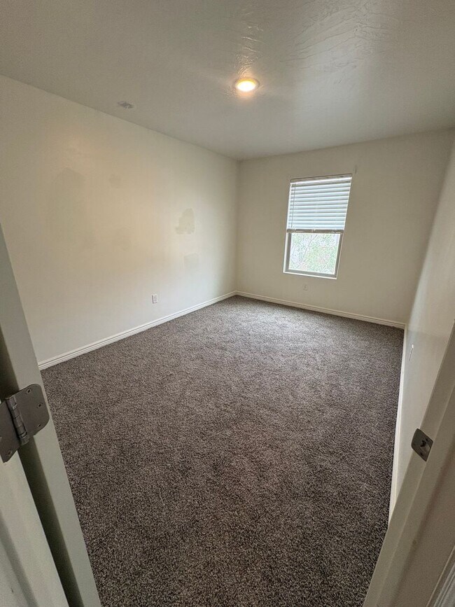 Building Photo - 1432 E Trilobite Dr