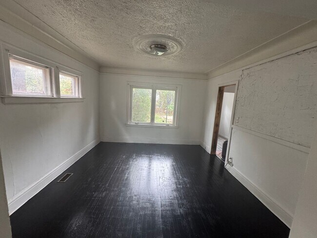 Building Photo - 3 bed/ 1 Bath