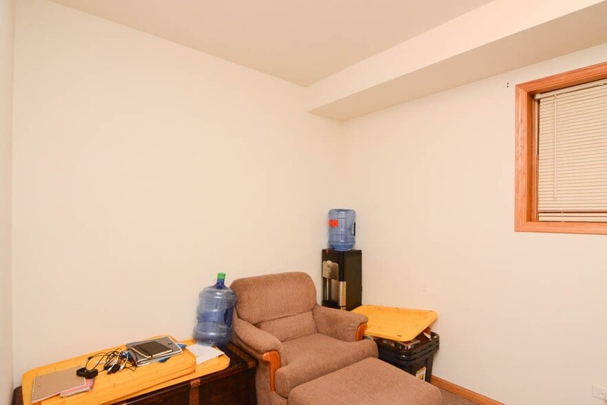 Building Photo - 1351 N Wolcott Ave