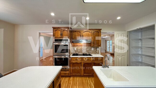 Building Photo - 4 Bedroom, 4.5 Bath Home in Heart of Hoover