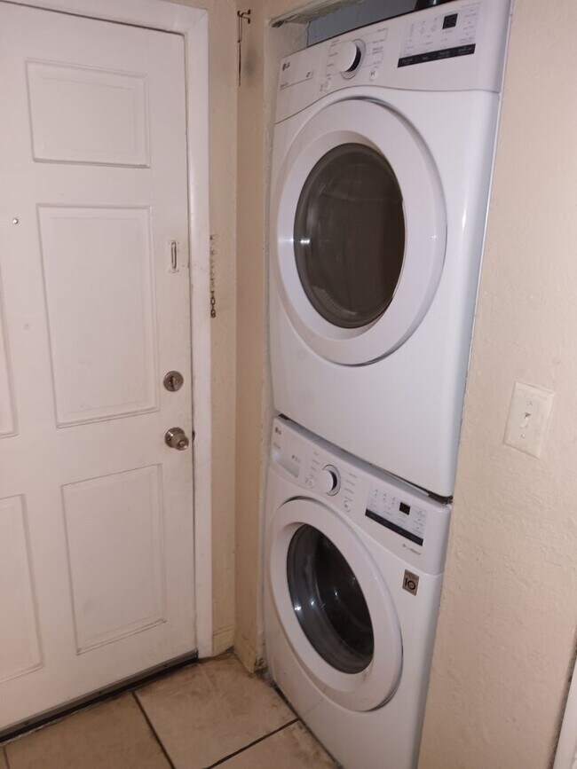 Building Photo - 2/2 in Central Orlando!