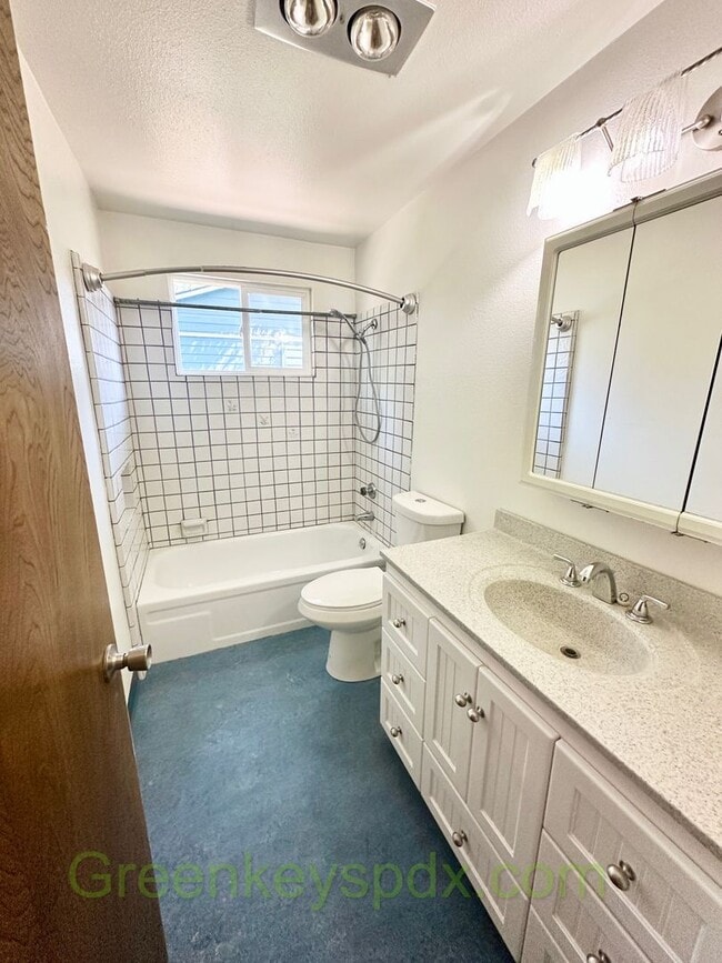 Building Photo - Awesome 2-Bedroom Condo Near Multnomah Vil...