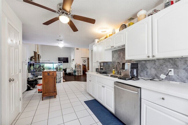 Building Photo - 13392 Southshore Dr