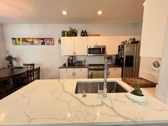 Building Photo - Lovely 2Bd + 2.5Ba in Beaverton!! Minutes Away From Nike! New Roof, Fence, Paint and Additional B...