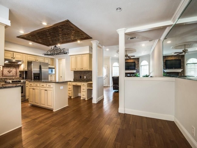 Building Photo - 2121 Aspenwood Dr N