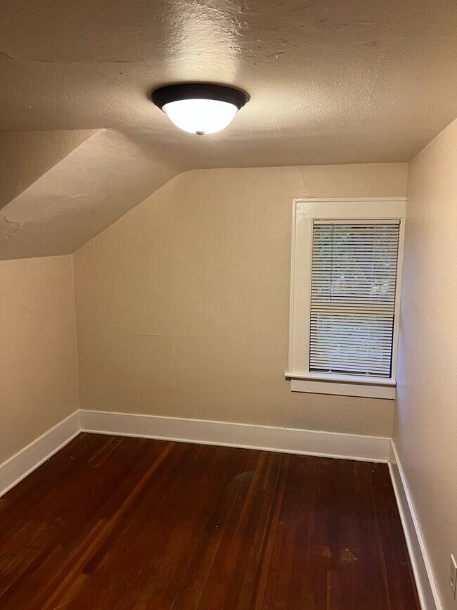 Building Photo - Charming and Spacious 4 Bed, 2.5 Bath Home near Downtown