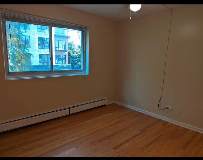 Building Photo - 1415 W Lunt Ave