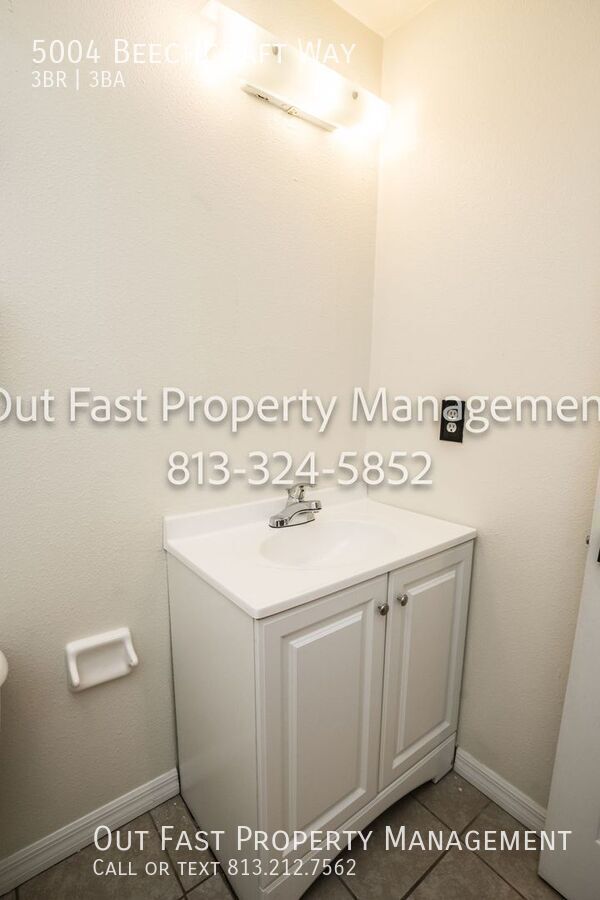 Building Photo - 5004 Beechcraft Way