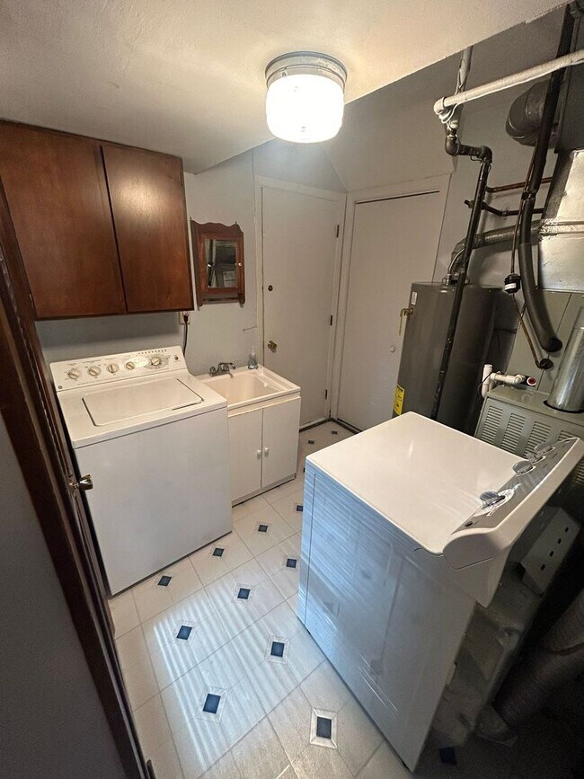 Building Photo - 3 BED 2 BATH SINGLE FAMILY HOME IN EUCLID!