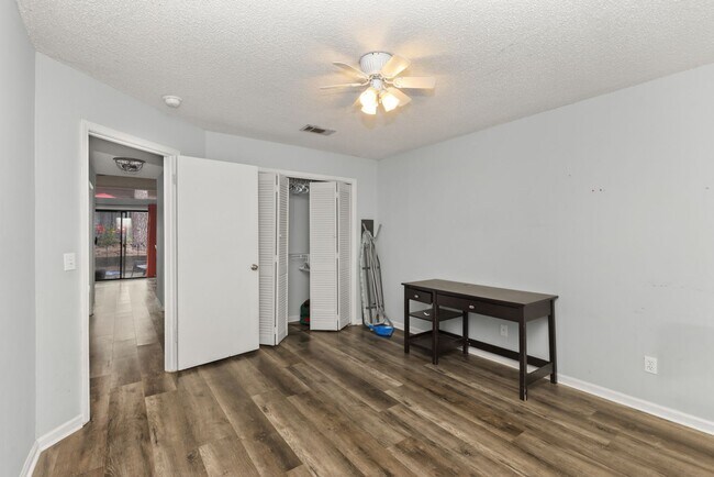Building Photo - 1009 Stonegate Dr