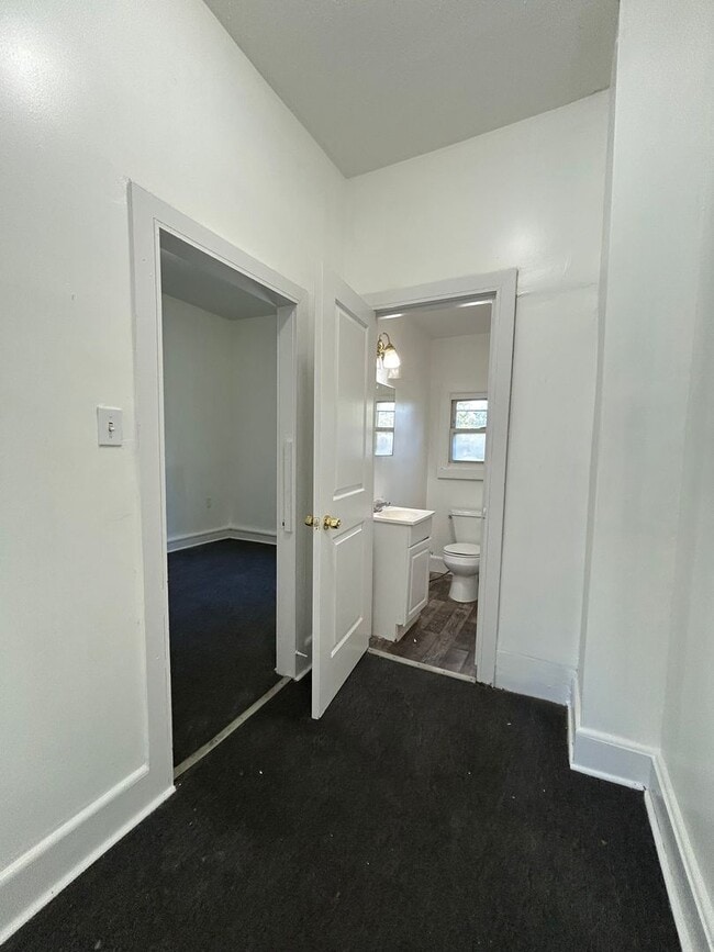 Building Photo - Cozy Home For Small Family