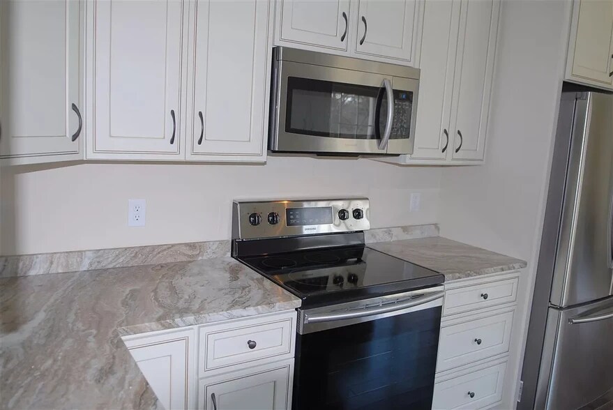 Kitchen/Stove/Oven - 61 Webster St