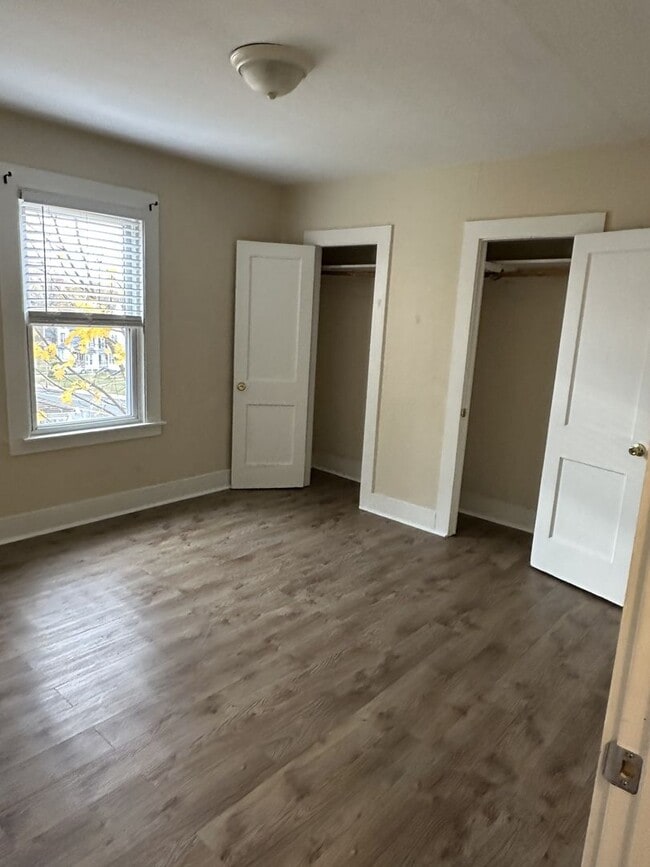 Building Photo - 160-162 Center Street