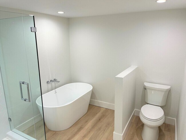 Building Photo - Ocean View Single Level Laguna Beach Condo!