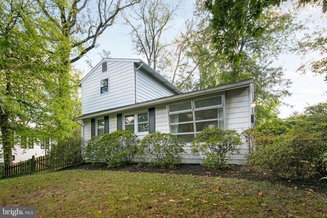 Building Photo - 6381 Lakewood Dr