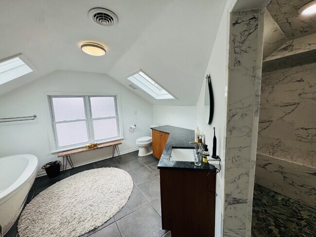 Building Photo - Charming 4-Bed Home with Granite Touches & Hardwood Elegance in Minneapolis!
