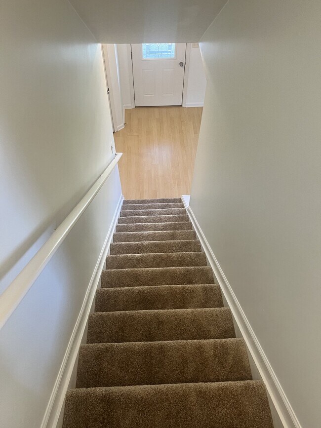 Building Photo - Charming 3-Bedroom End Unit Townhouse in B...