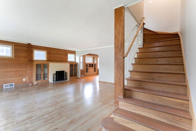 Building Photo - Updated 5 bedroom 2 bath single family house