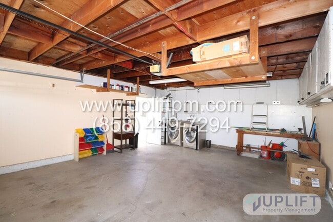 Building Photo - 3 bed 2 bath House With Solar And Communit...