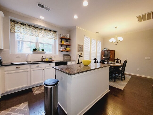 Building Photo - Great end unit in Waters Edge! Master on the main!
