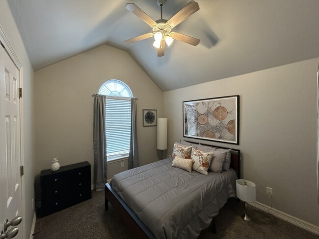 Building Photo - 4800 SW Golden Eagle Ave