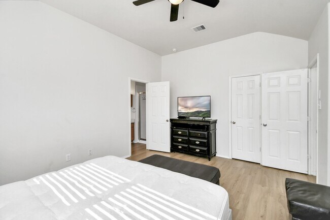 Building Photo - 19931 Roycroft Ln